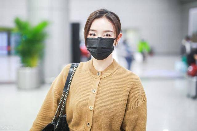 《创业年代》袁姗姗现身机场,穿卡其色针织衫清纯有魅力