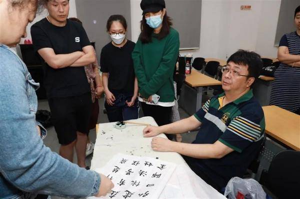 小观|一夜之间300人报名，上了热搜！上海这家夜校为何会火？了解后小观也想去报名→