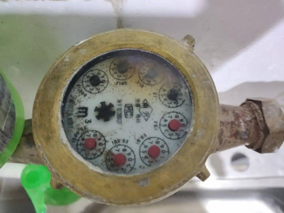 最近新租了一个房子,因为安装的是这种老式水表,本来就不知道怎么看的