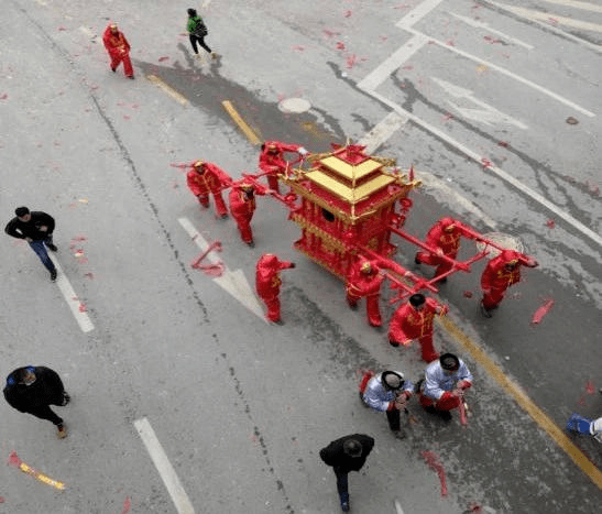 官轿,人们习惯叫他八抬大轿,民轿就是四人抬轿.