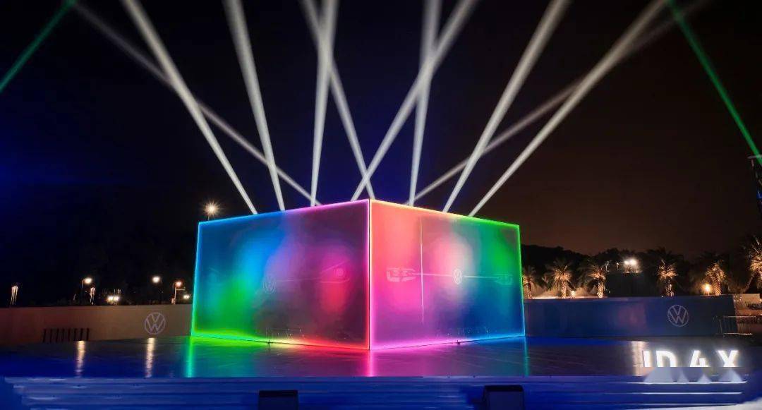 珠海大剧院前空投了一个巨型发光盒子,里面竟然装的是