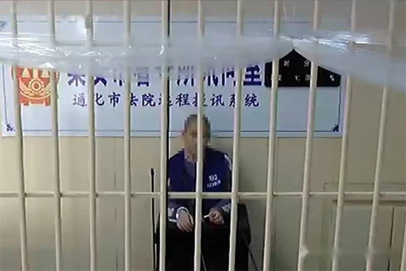 被辱骂后回家拿工具，一棒打倒邻居夫妇，致对