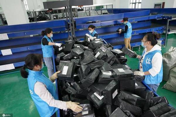 合肥|备战“双11”电商配送中心打包配货忙