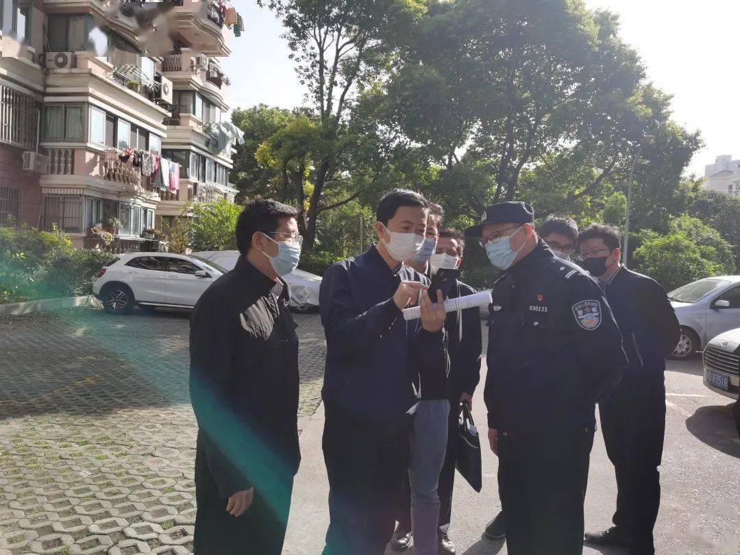 今天上午,普陀区副区长,区公安分局局长姜坚赴真如镇街道海普苑小区