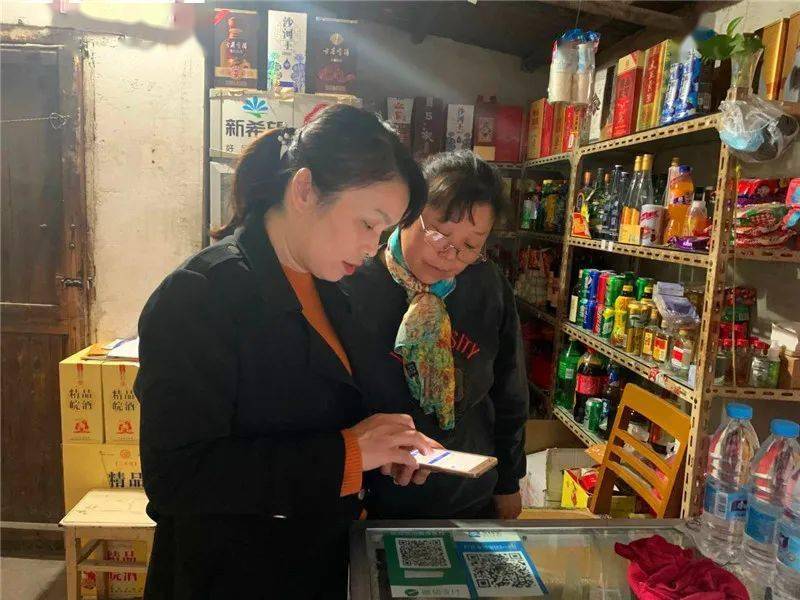 社区人口普查员入户登记_人口普查员证件图片