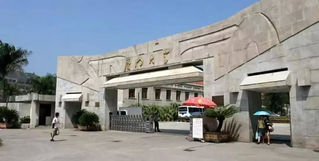 重庆大学校门