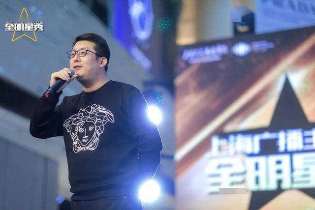7的资深音乐主持人张明通过三张珍贵照片,带领现场观众"穿越时光"来到