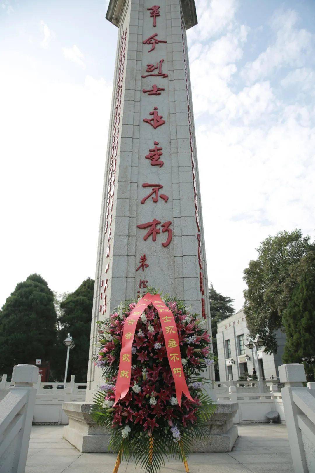 采访团向烈士们献花采访团宣誓第二次国内革命战争时期,新县是鄂豫皖