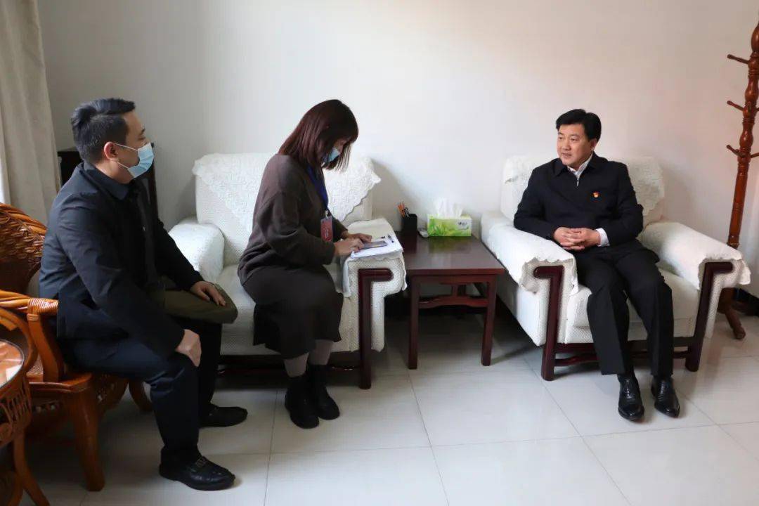 县领导接受人口普查(3)