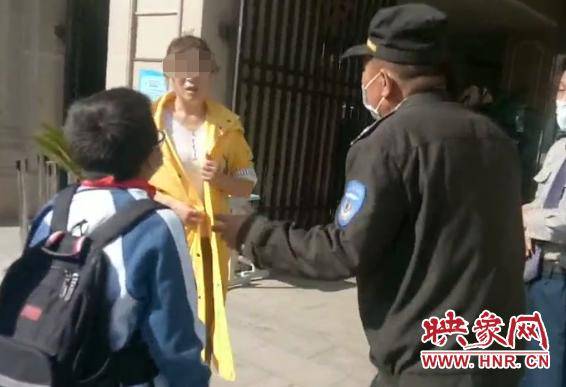 红领巾|小学生忘戴红领巾不敢进学校 幸遇热心人“解围”