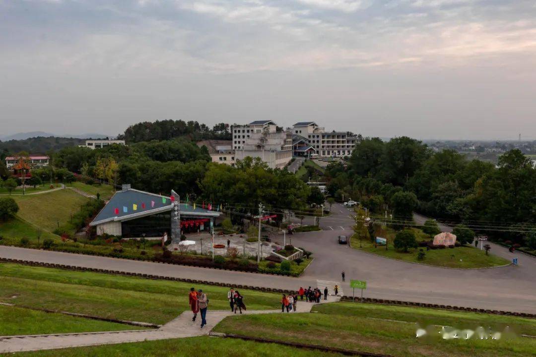 赴鄂考察房车队游览松滋市洈水风景区