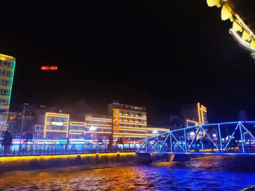 舟曲的夜 夜幕降临,华灯齐放,撩人心魄 每个城市都拥有独一无二的夜景