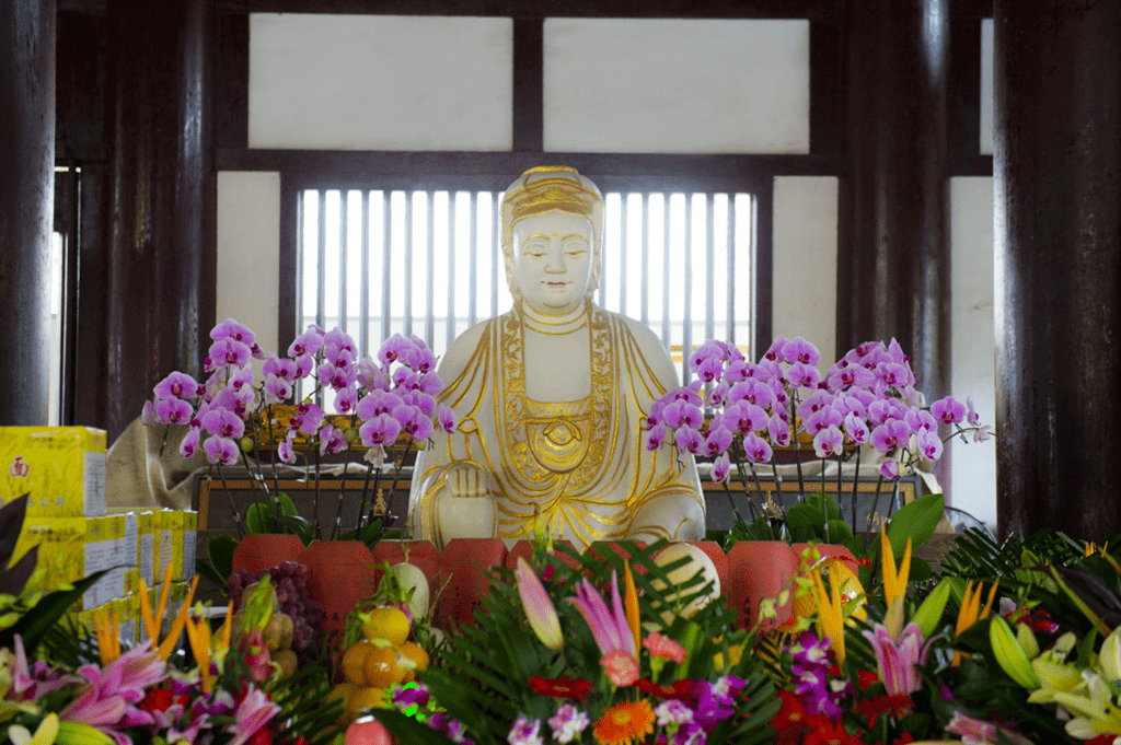 今日农历九月十九,恭逢观音菩萨出家日,广州光孝寺举行上供仪式(依