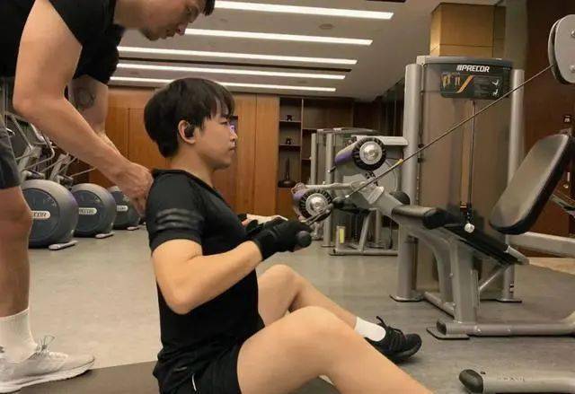 本以为彭于晏的8块腹肌帅炸,看了彭昱畅的"鲨鱼肌",网友炸锅,张婧仪