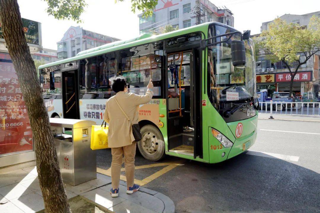 太抢眼!湖北仙桃街头惊现"消防主题"公交车,快来打卡