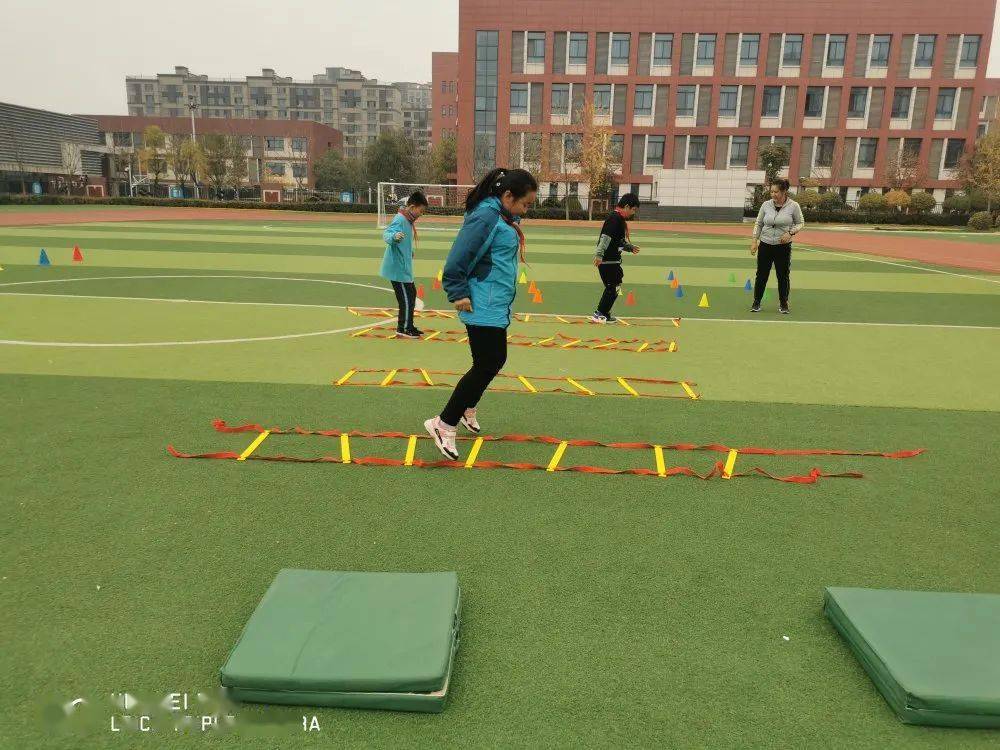 常识 大班障碍跑教案怎么写_常识 大班障碍跑教案怎么写_大班单脚跳障碍教案