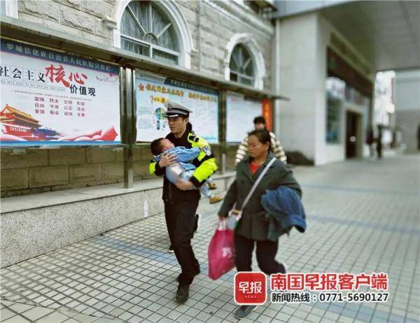 孩子高烧晕厥，心急母亲无证上路…交警这波操