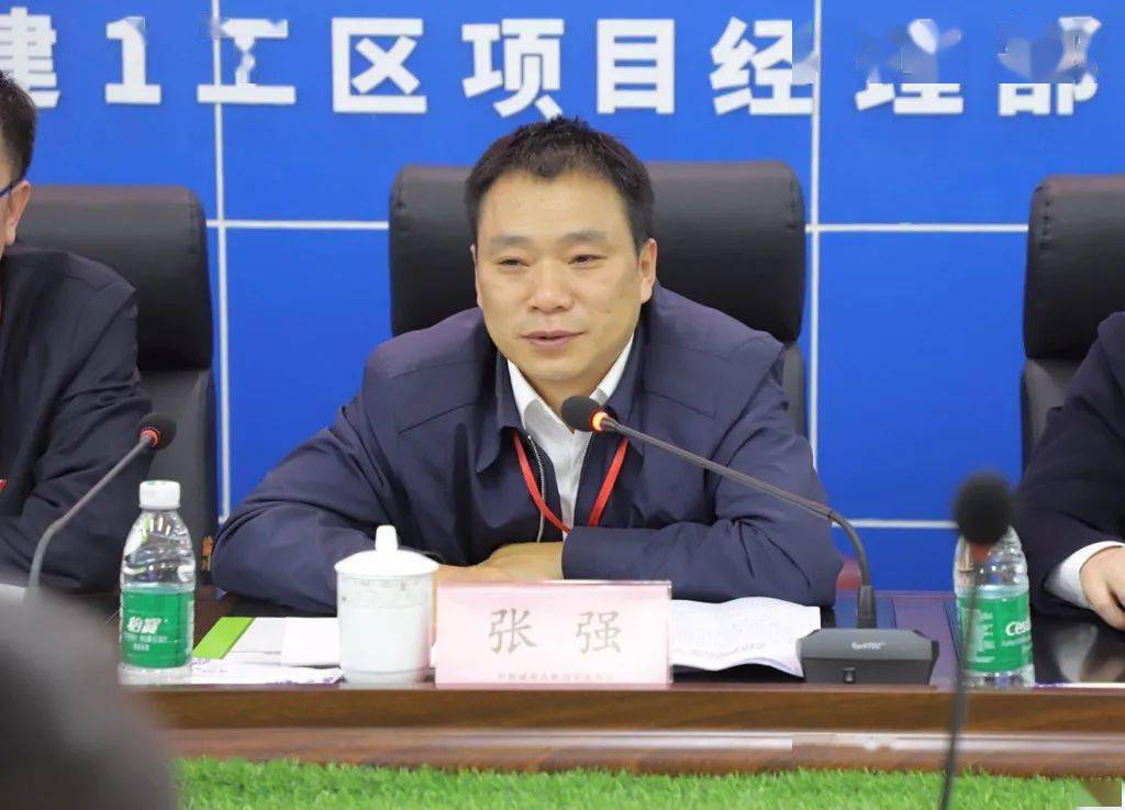 中铁城投成都轨道指挥部党委书记张强代表施工方发言▲市民,媒体代表