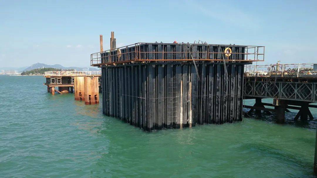 所谓钢吊箱,就是在跨海桥梁施工中用于高桩承台施工的围堰技术.