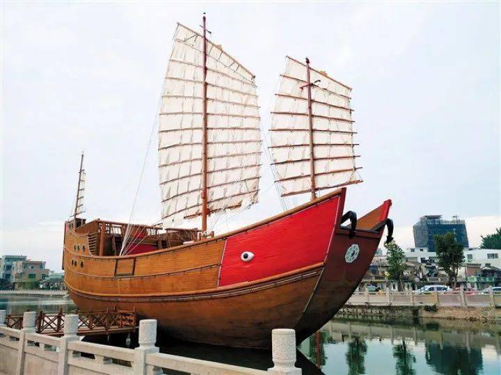 樟林古港的仿真红头船