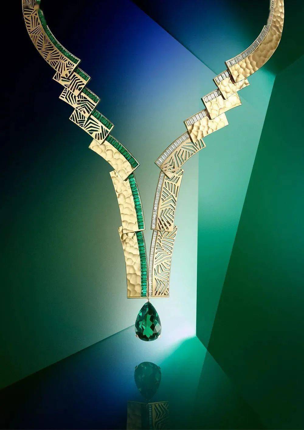 珠宝|看过了这些珠宝，我才读懂了祖母绿的“年轻范”！