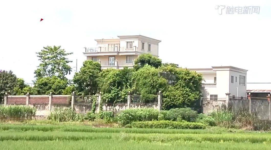 占地2600多㎡耕地说他们村有一栋违建别墅吴川市浅水镇上芦荻村的村民