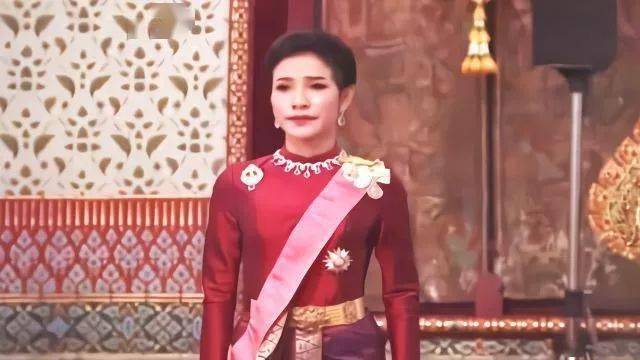 珠宝|18岁封后，50岁出轨？珠宝堆成山，还是留不住她的心……