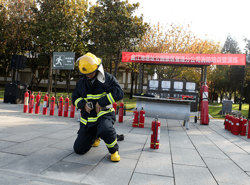 灭火器的使用的基本要领是 9642d0341f8b493d9e9cba035f903baa.png