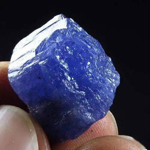 宝姐|宝姐：家有4妻30娃的他，挖出3块坦桑石获利77.44亿！这石头真致富……