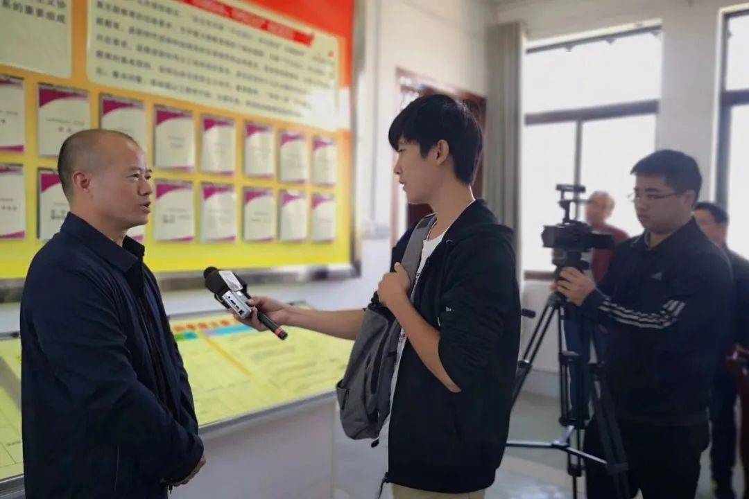 (2 018年广西政协八桂行媒体活动 记者邓俊宇在百色田林采访政协委员