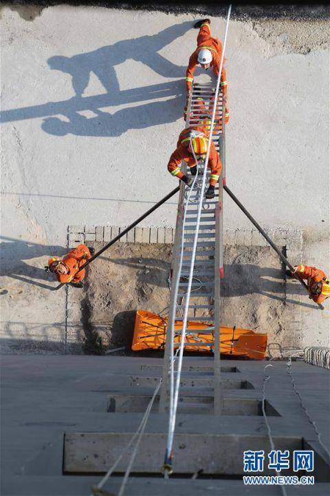 消防救援人员在贵州省安顺经济技术开发区消防二中队展示15米金属拉梯