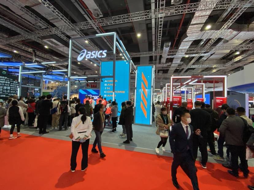 博会|虚拟化妆师、发质检测仪、“金鹰女神”裙，这届进博会够时尚