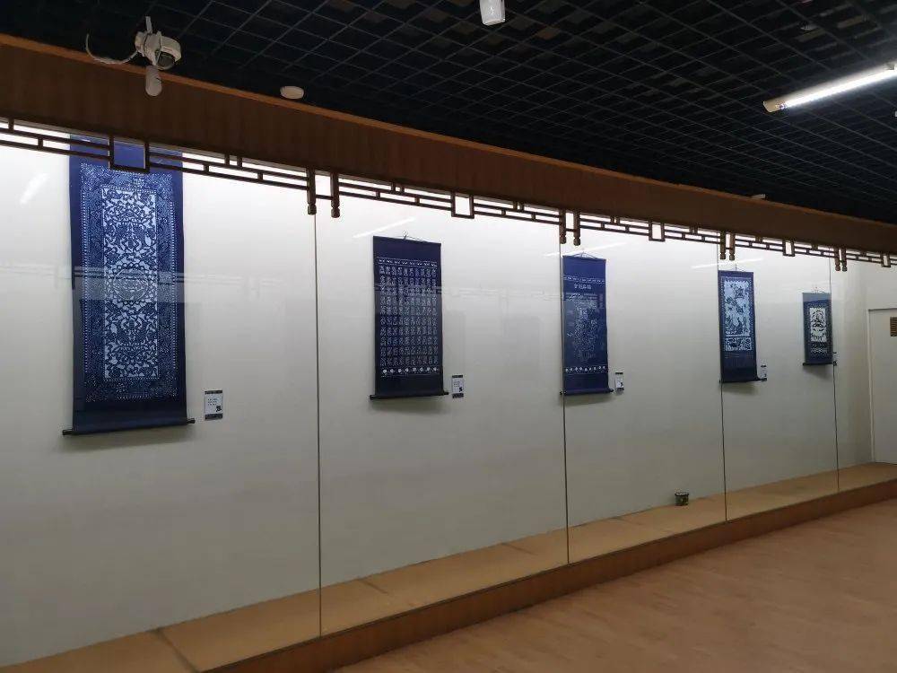 凤 呈 祥 凤 戏 牡 本次展览作品从南通蓝印花布博物馆历年藏品中精