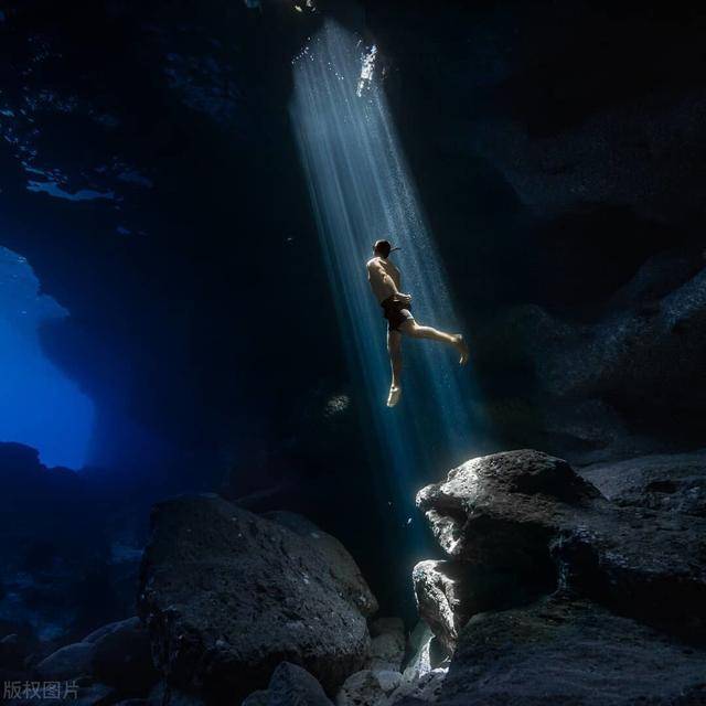 西班牙摄影师拍摄水下大片,潜水者沐浴光束,网友:唯美