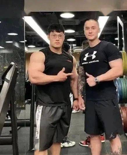 照片中的蒋劲夫留着寸头, 穿着一身黑色运动装, 身高也是完全碾压