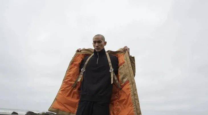 周冬雨|女孩们，撑得很累吧......像周冬雨一样套羽绒服不好吗！？