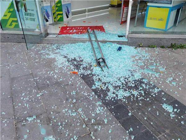 上午十点,记者来到现场看到,该店的玻璃门碎了一地,派出所民警正在