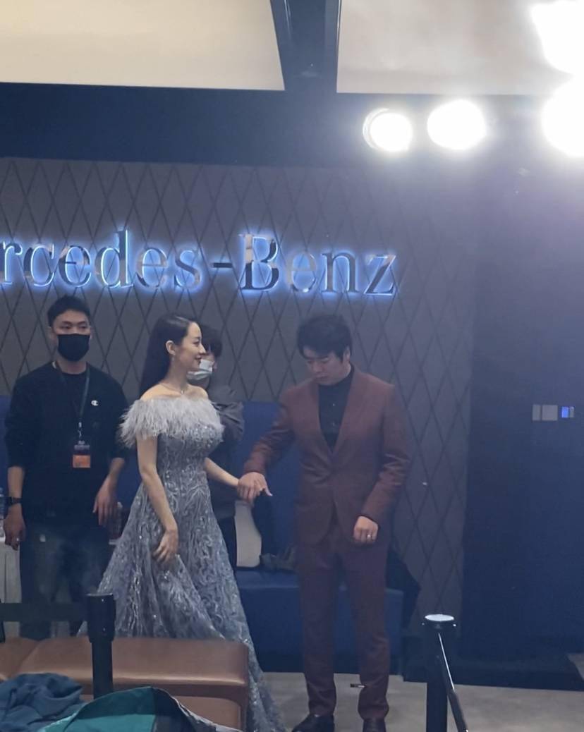 走过|怀孕6个月的吉娜从我身边走过，这身材真的惊了！