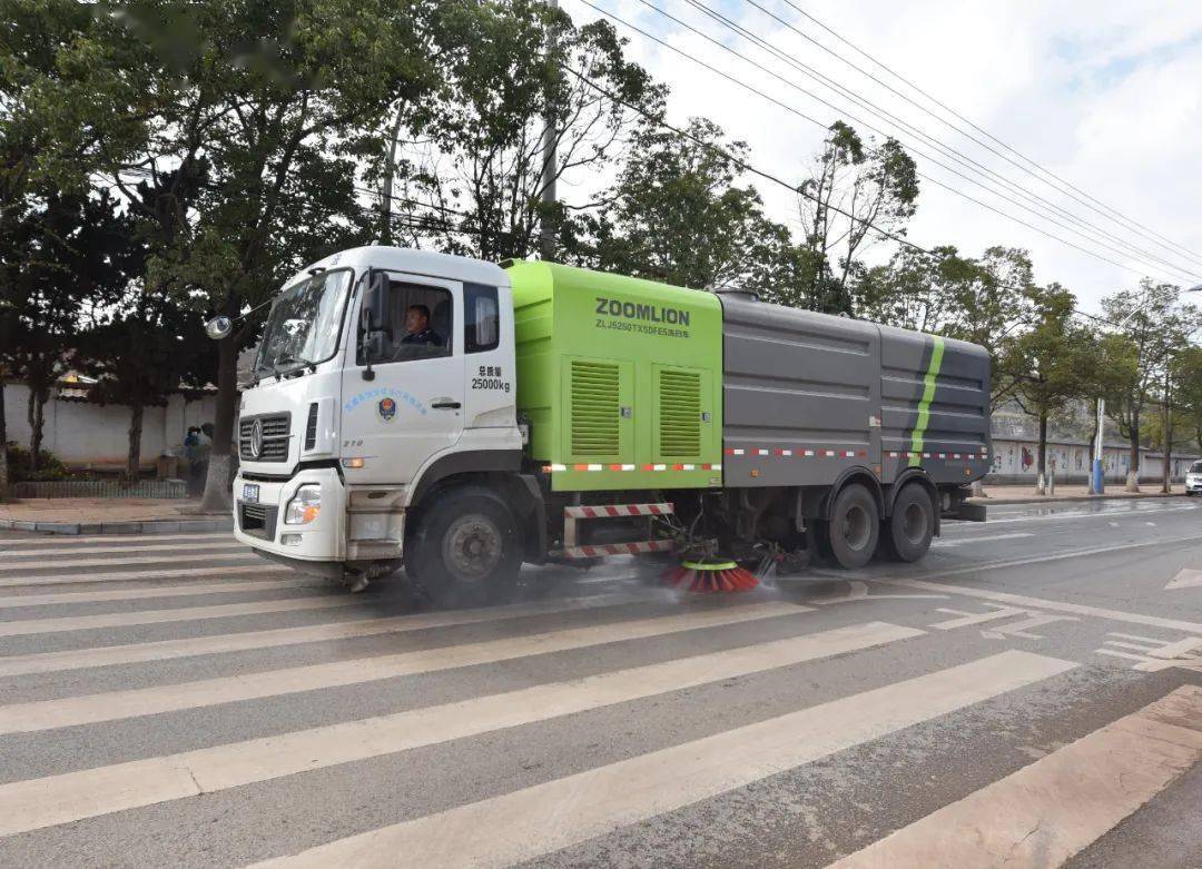 市住建局加强环卫机械化作业 提升城市道路清扫保洁效率