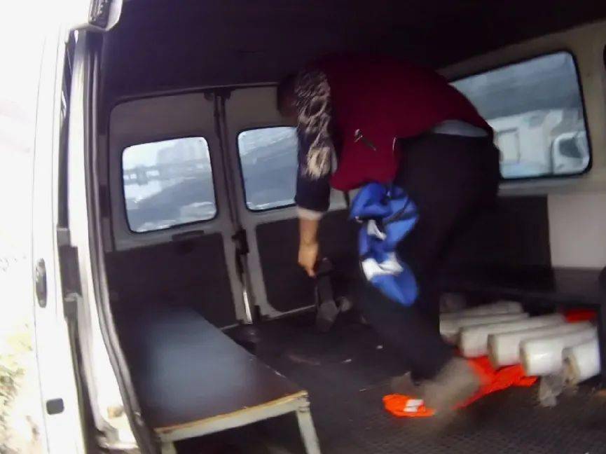 一个人坐车坐船坐凳子猜成语_一个人坐船的图片(2)