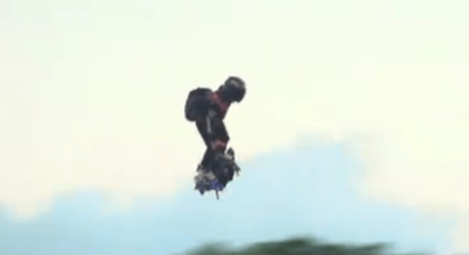 中国首个飞行滑板亮相（图）