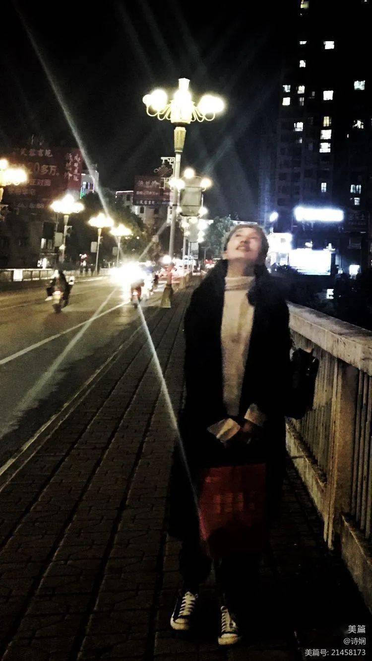 我为你遭受冷风吹…… 璀璨的灯光 来往的车辆 匆匆归家的路人 一切
