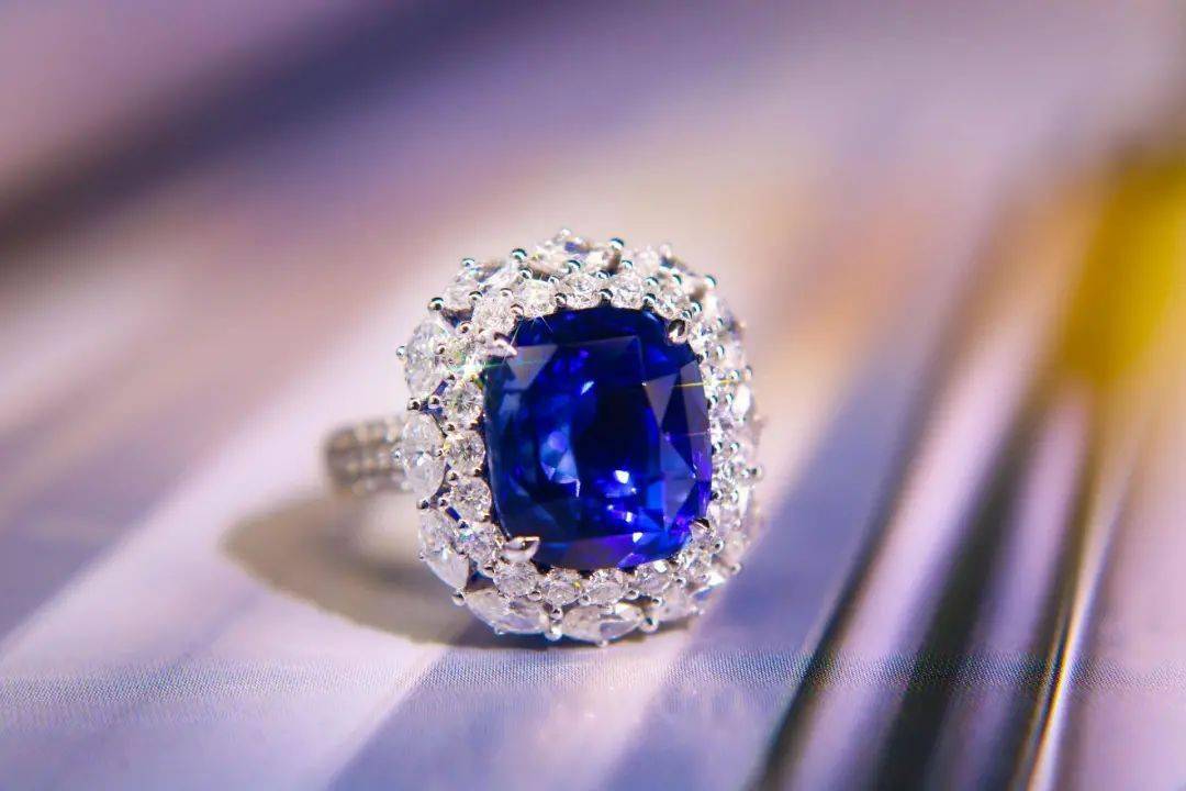 蓝色|这个色系的珠宝，高级温和又迷人，每一种都是美哭的节奏！