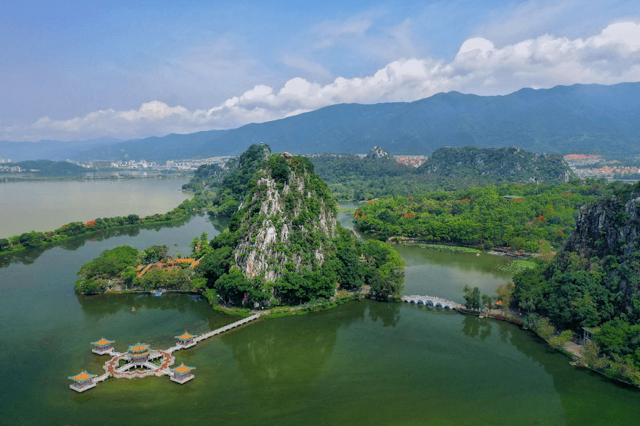 是闻名遐迩的国家5a级旅游景区, 也是国家历史文化名城肇庆 这里的