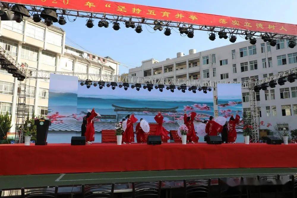 盘州市2020年GDP_近十年中国gdp数据图(2)