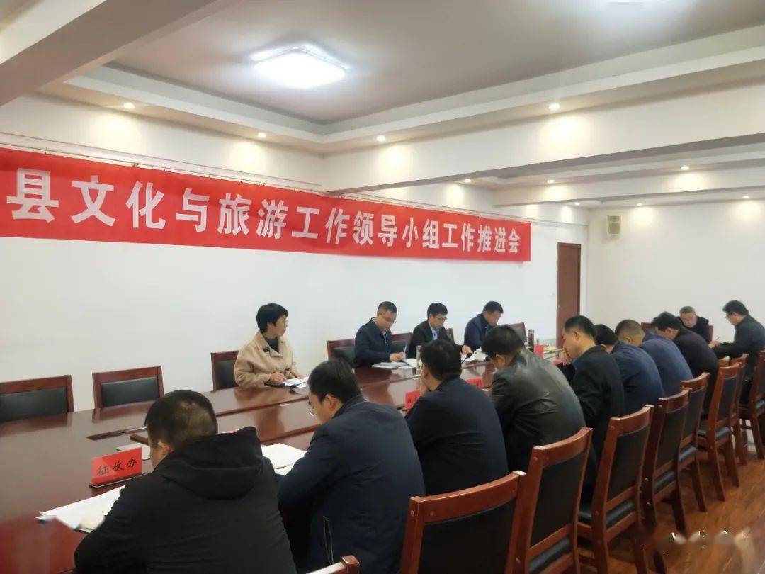 县委副书记刘军伟,县人大常委会副主任,工商联主席石美丽,县产业集聚