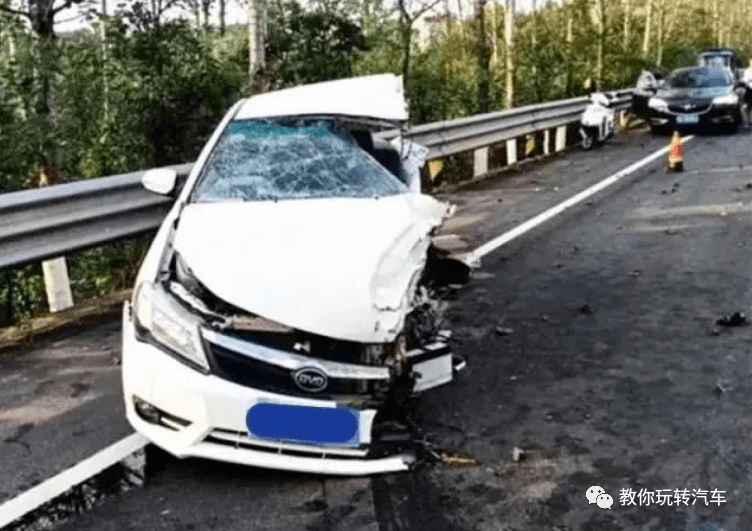 比亚迪时速120撞上客车车身只剩一半网友这就是公路坦克