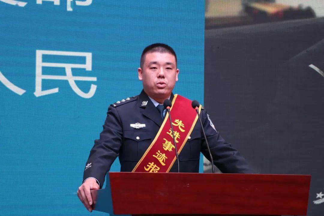 警察为什么来家里查人口_吃饭照片真实照片家里