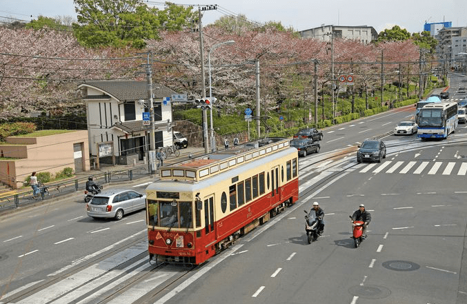 日本怀旧的一面赔钱也要保它上路的路面电车