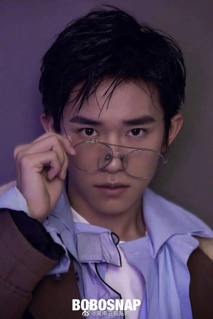易烊千玺眼镜杀合集 绝世魅力狙击你的心